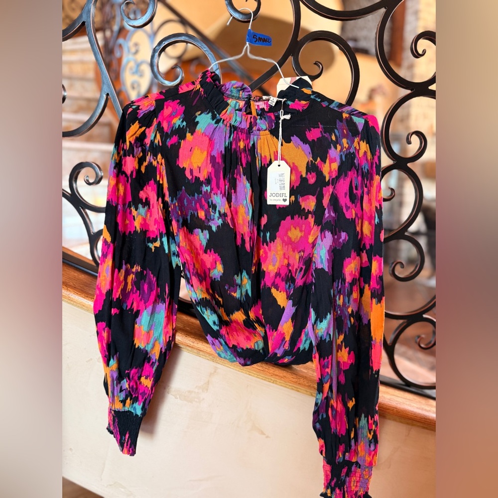 JODIFL Vibrant Abstract Print Blouse